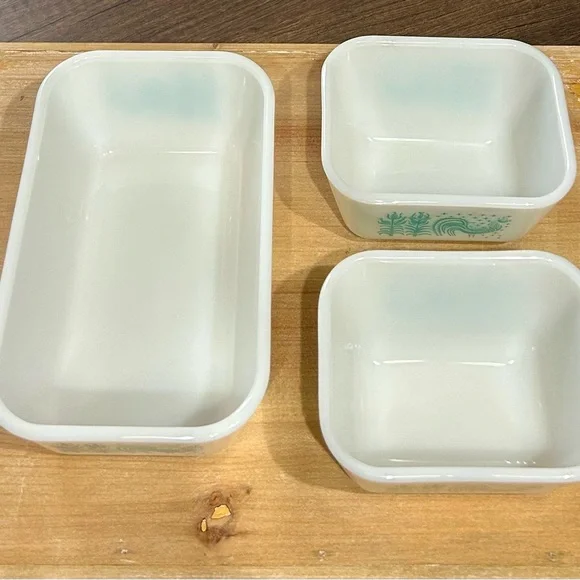 Complete Vintage Pyrex Amish Butterprint Fridgies set. - Picture 3 of 9